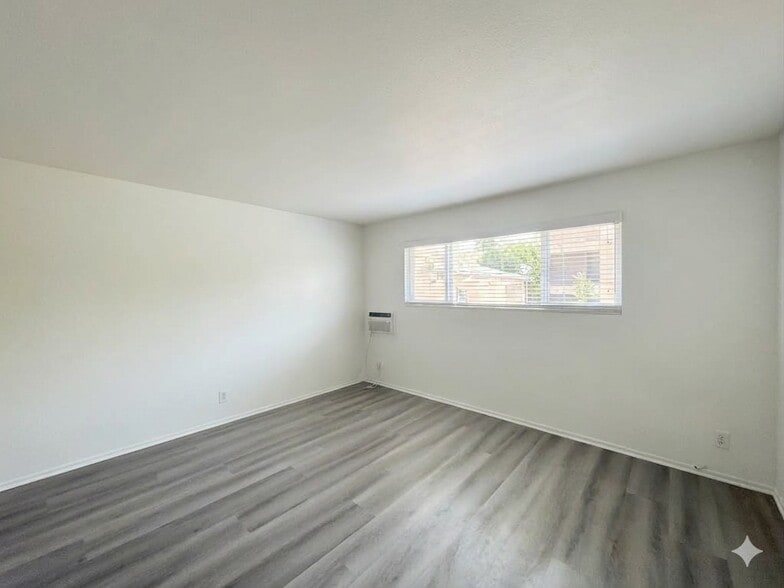 Building Photo - 10634 Holman Ave