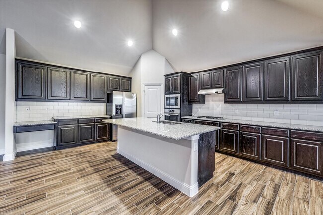 Building Photo - Immaculate 2-Story Home in the Hills of Windridge – Fort Worth!