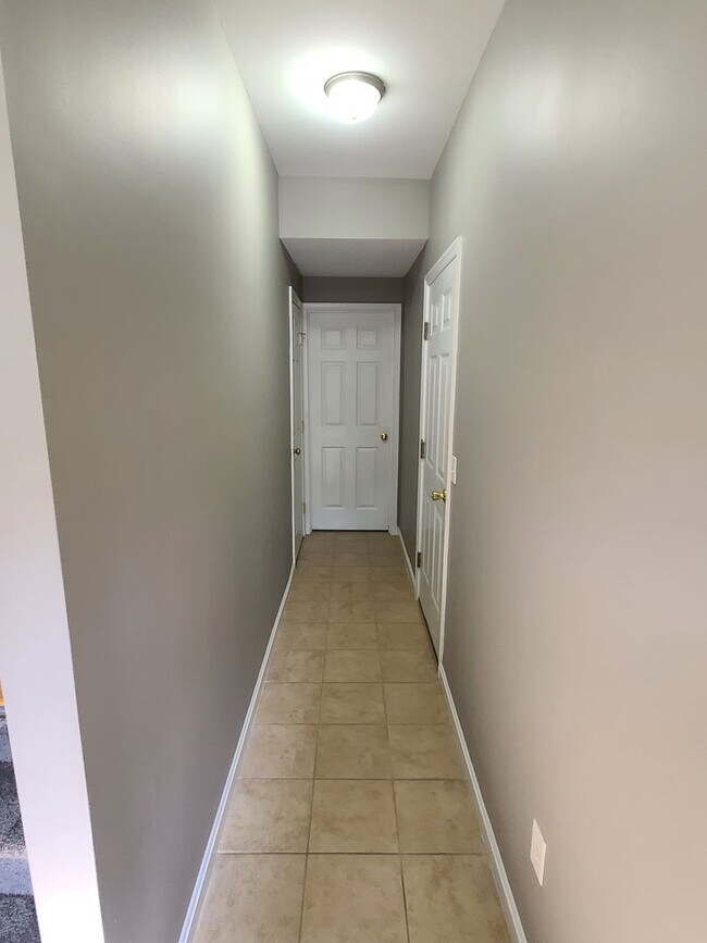 Building Photo - 3 bedroom,  2 1/2 bath town home in Waynesboro PA END UNIT