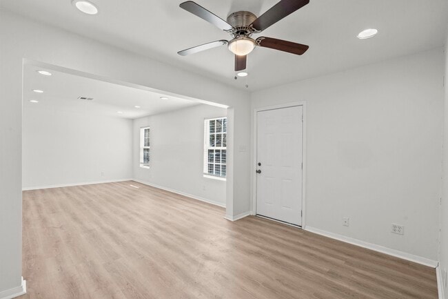 Building Photo - 1132 18th Ave N