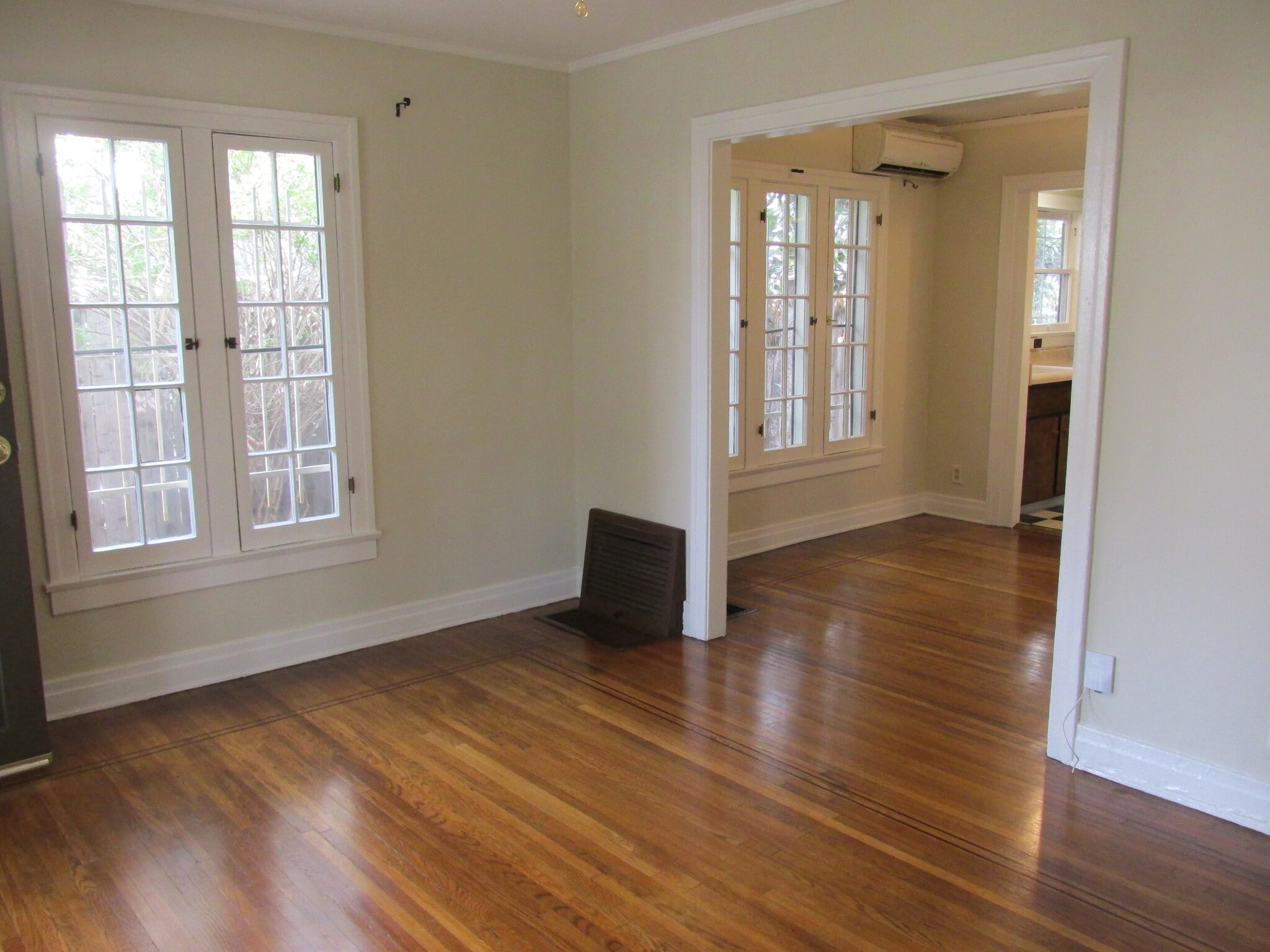Front room looking toward side and back - 502 N Vista St