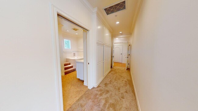 Building Photo - Spacious 4-bedroom 4.5 bath Home in a Gated Complex