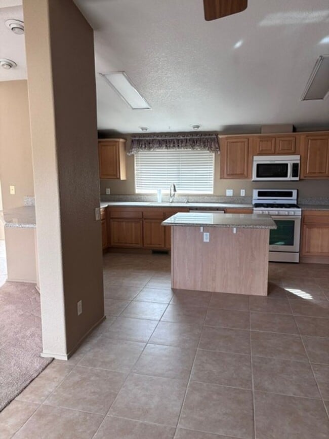 Building Photo - Spacious 3 Bedroom, 2 Bath Home with Large...