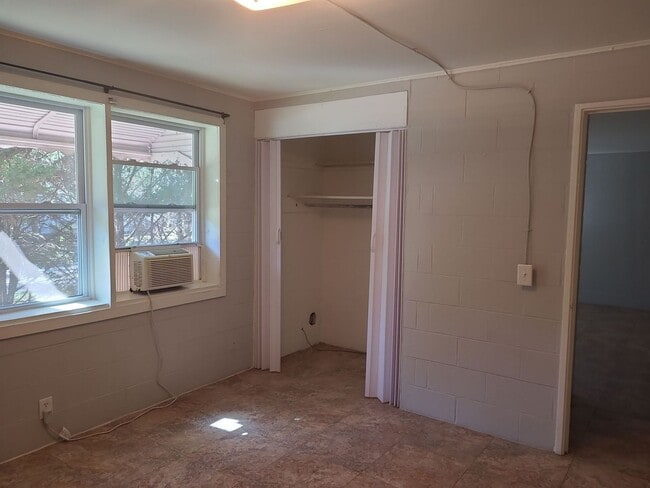 Building Photo - Newly Available! 2 Bedroom in Red Bank!