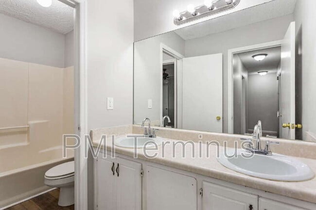 Building Photo - 5005 Hawthorne Ct