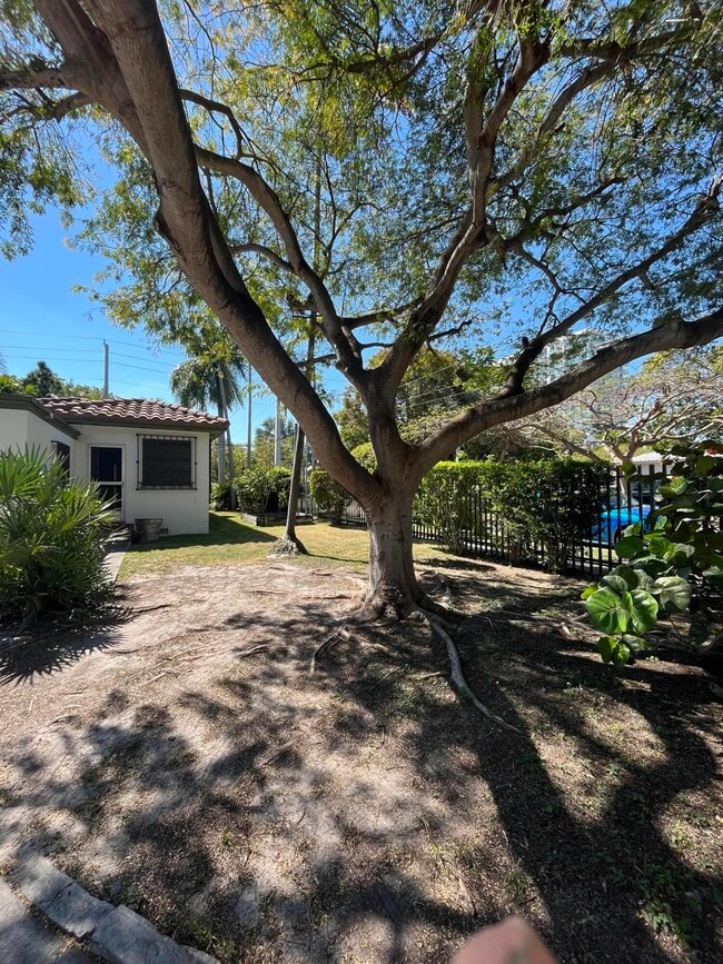 Building Photo - 175 SW 25th Rd