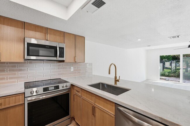 Building Photo - 122 S Hardy Dr