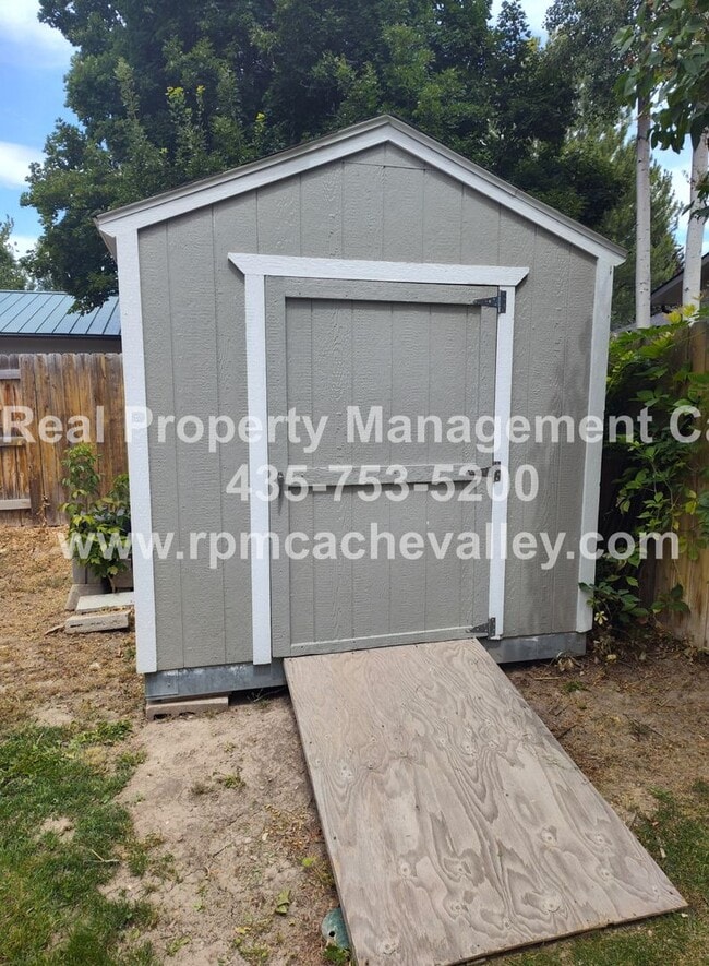 Building Photo - 5 Bedroom Home in Logan! Available in July!