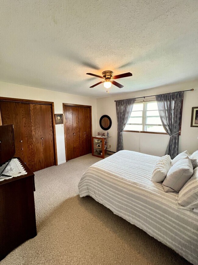 Building Photo - AVAILABLE MAY - Large 2 Bedroom Apartment!