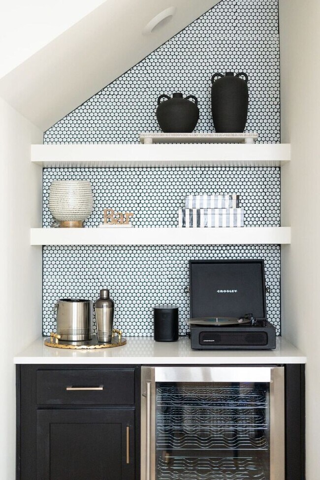 Building Photo - Fully Furnished - Designer Home (Flexible Lease Options)