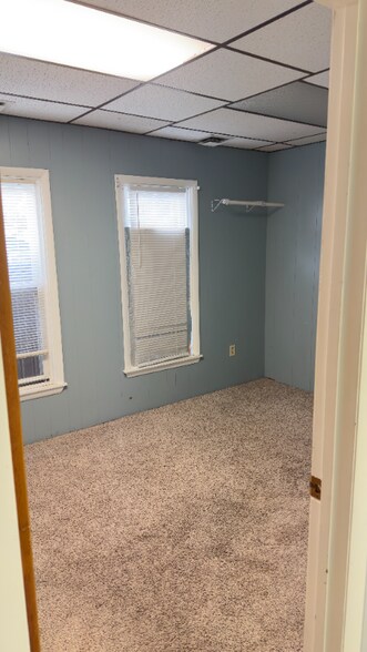 Building Photo - 165 N Center St