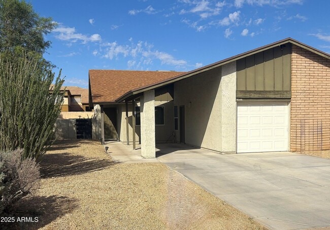 Primary Photo - 1538 E Palmdale Dr