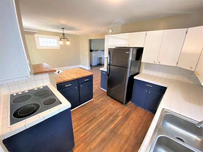 Building Photo - 3 Bedroom House - Grandview Area