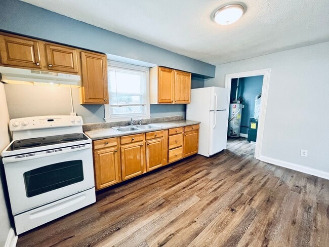 Building Photo - Four Bedroom off Dixie Highway