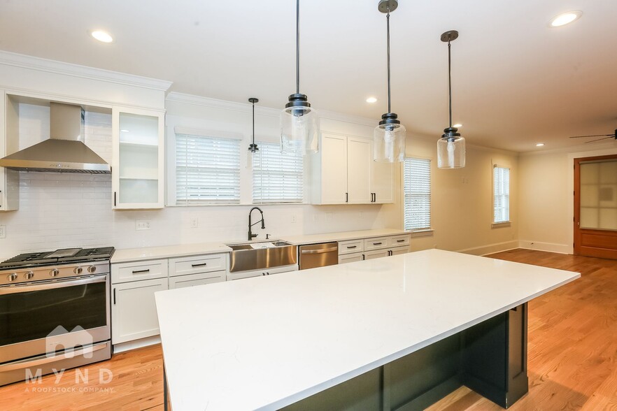 Building Photo - 1706 S Mint St