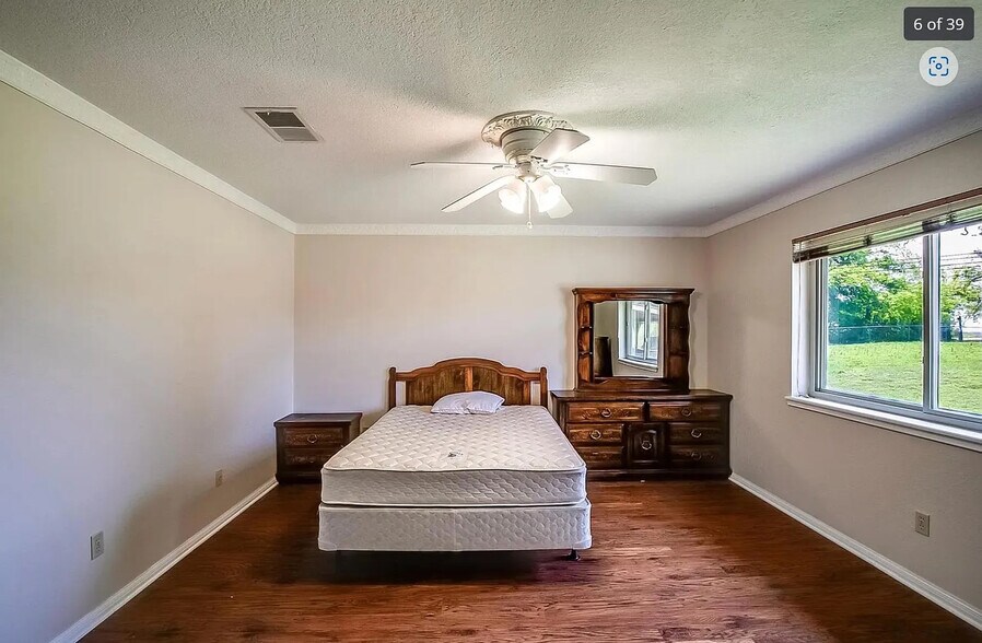 Building Photo - Room in House on Magic Hill Dr