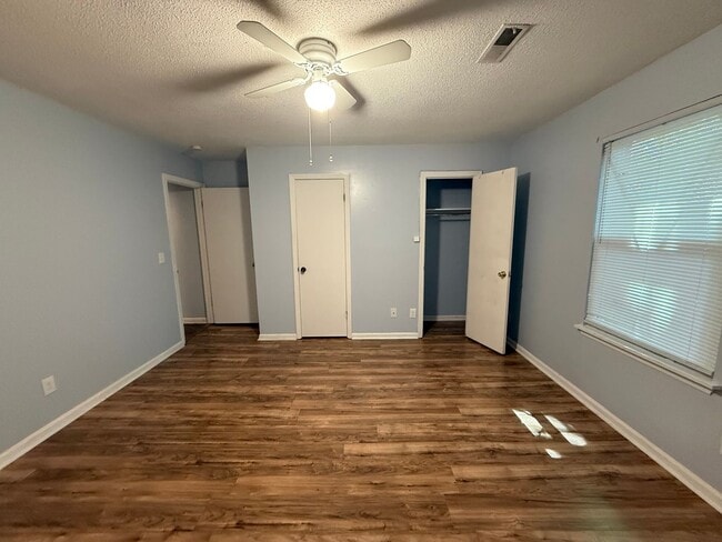 Building Photo - Freshly Painted 2Br 2Ba Duplex