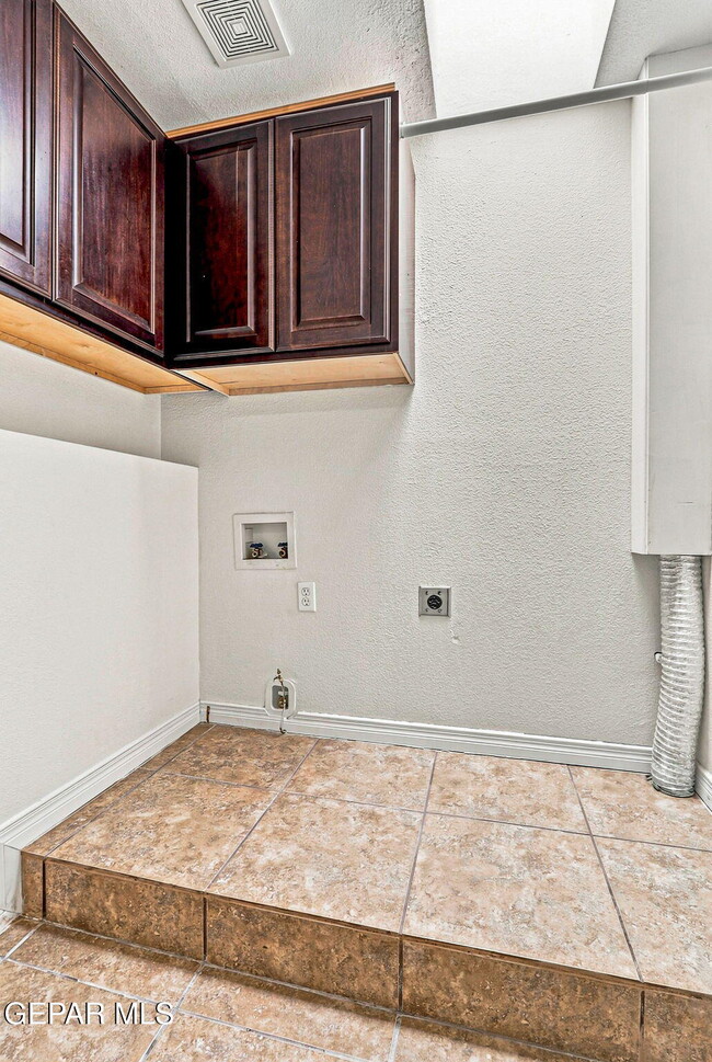 Building Photo - 6340 Modesta St