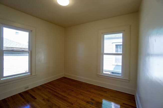 Building Photo - AVAILABLE 8/1/26 - Spacious First Floor Ap...
