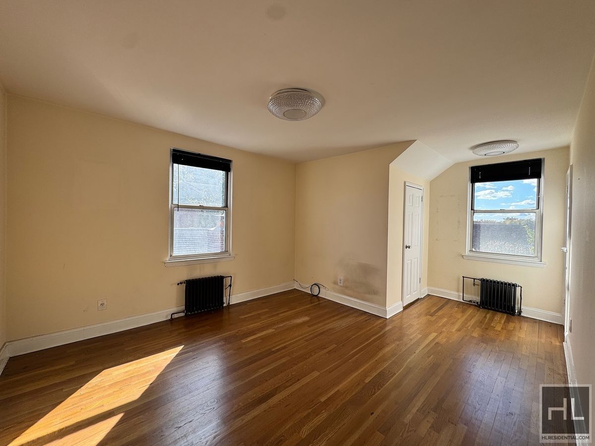 Building Photo - Newly Renovated 2 bedroom apartment spanni...