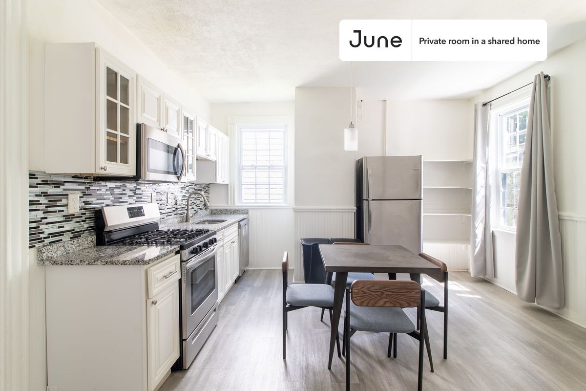 Building Photo - Room in Shared 5 bed/2 bath home in Dorchester Center