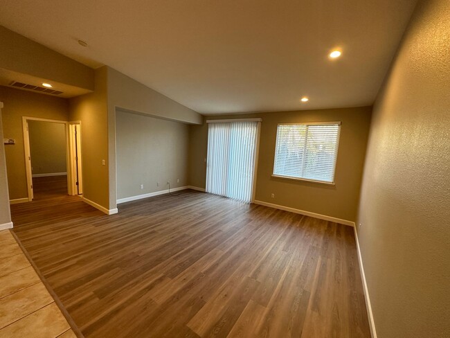 Building Photo - Gorgeous Open Single Story Floorplan  in t...