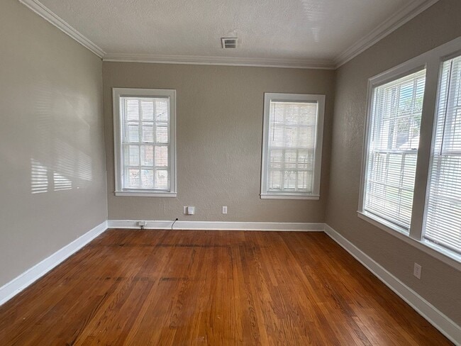 Building Photo - Newly Renovated Home in Hyde Park