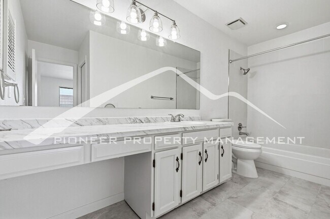 Building Photo - Charming Home with Central AC & Washer/Dryer