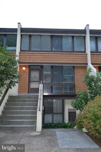 Building Photo - 2310 S Quincy St