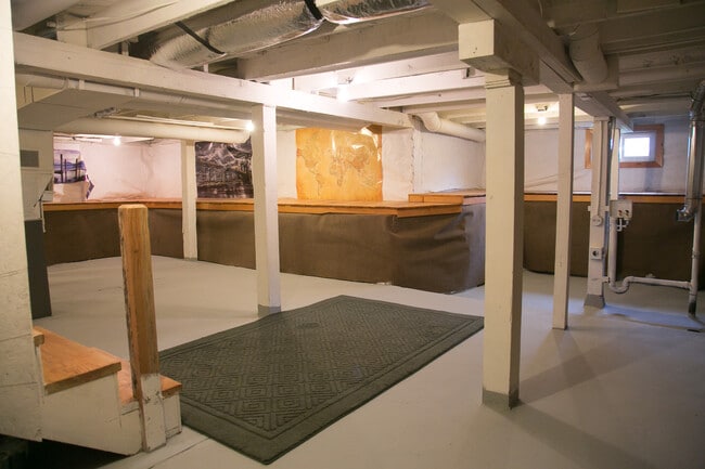 Building Photo - Charming Multnomah Village Remodeled Cottage