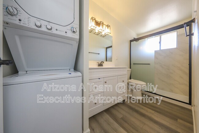 Building Photo - 4014 E Fairmount St