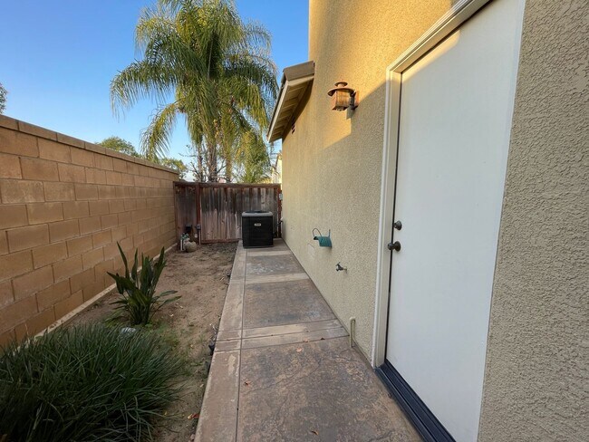 Building Photo - 3 bedroom, 2.5 bath Home located in the Gated College Lane Community in Redlands, CA