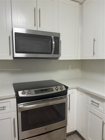 Building Photo - 9419 Fontainebleau Blvd