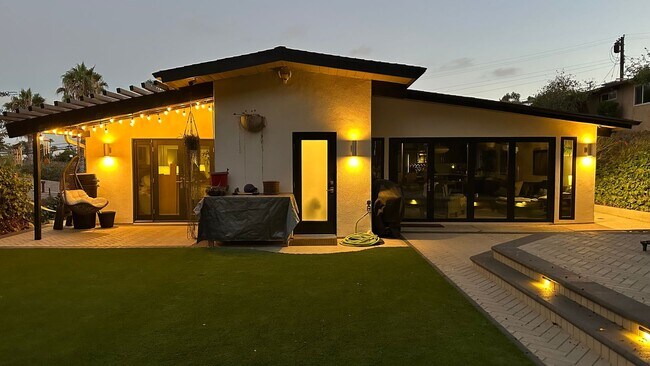 Primary Photo - Luxurious Modern Living in the Heart of San Diego with Solar!