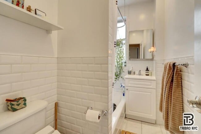 Building Photo - 3 bedroom in Queens NY 11385