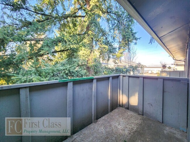 Building Photo - 1376 NE 186th Ave