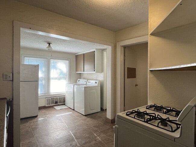 Building Photo - 2 Bedroom House with Large Fenced Yard