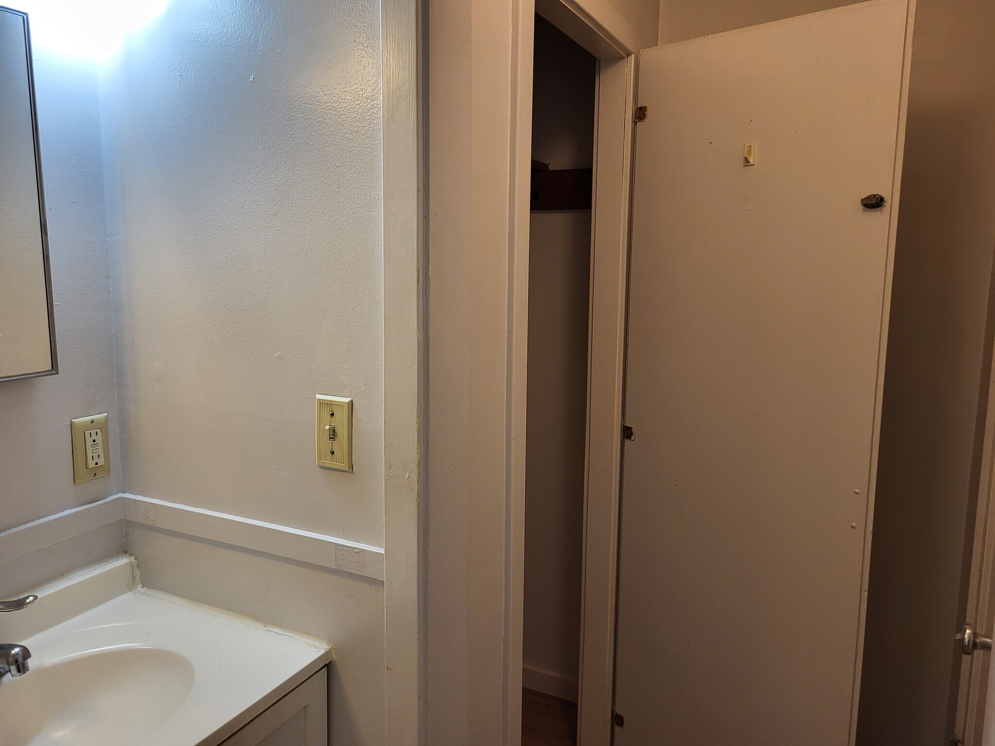 Building Photo - 302 1st Ave