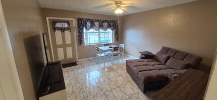 Building Photo - Charming 2 Bedroom / 1 Bathroom House