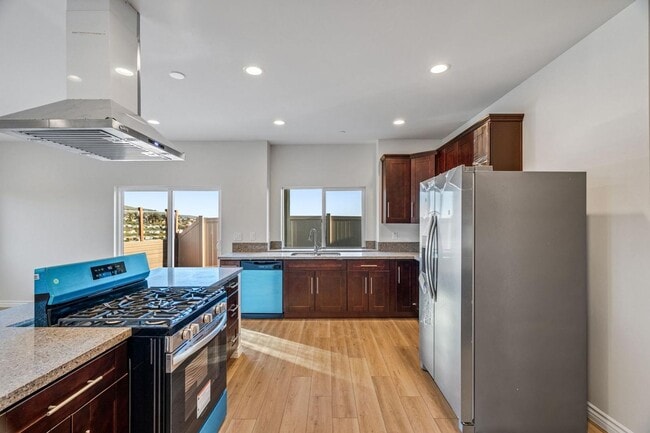 Building Photo - 5 Bedroom house with view