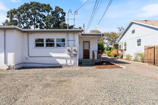Building Photo - Charming 2 bedroom duplex