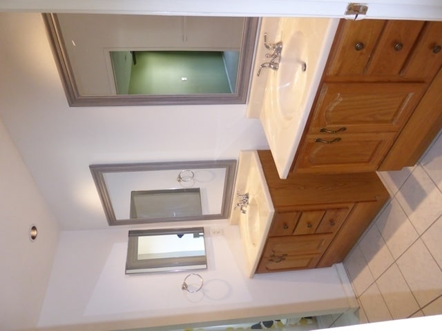 Building Photo - Upgraded End-Unit Townhome