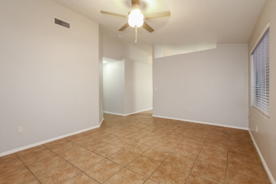 Building Photo - 2030 E Wahalla Ln