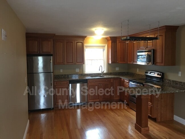 Building Photo - 83 Holten St