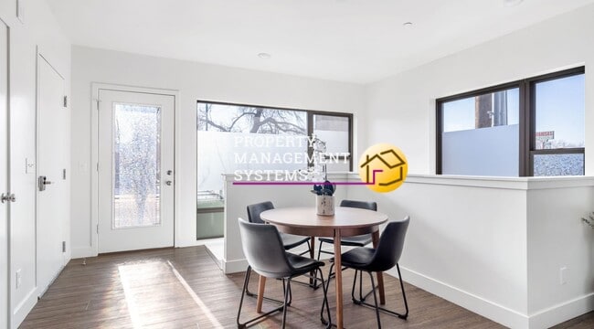 Building Photo - 2 Bed Townhome - *Includes Internet!!