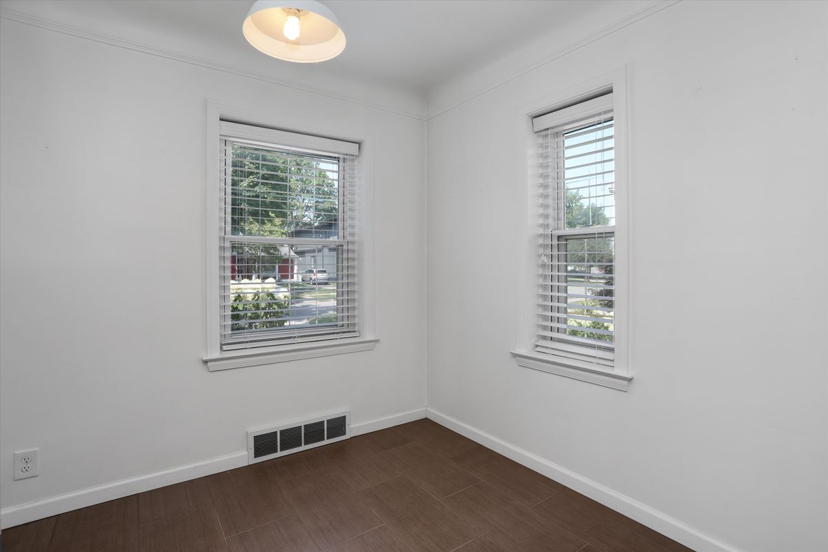 Building Photo - 1600 N Altadena Ave