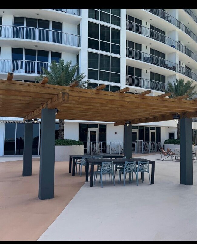 Building Photo - 1750 N Bayshore Dr