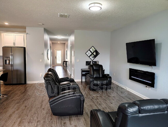 Building Photo - 1047 Oak Bluff Dr