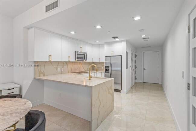 Building Photo - 1060 Brickell Ave