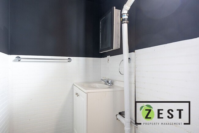 Building Photo - BEAUTIFUL 3 BED HOME